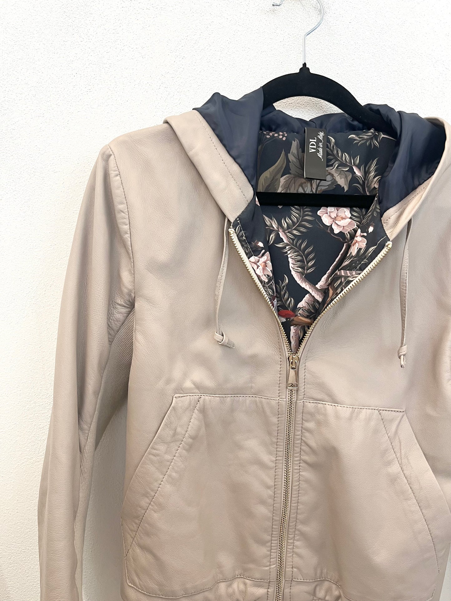 Giacca in pelle VDL con cappuccio e fodera floreale