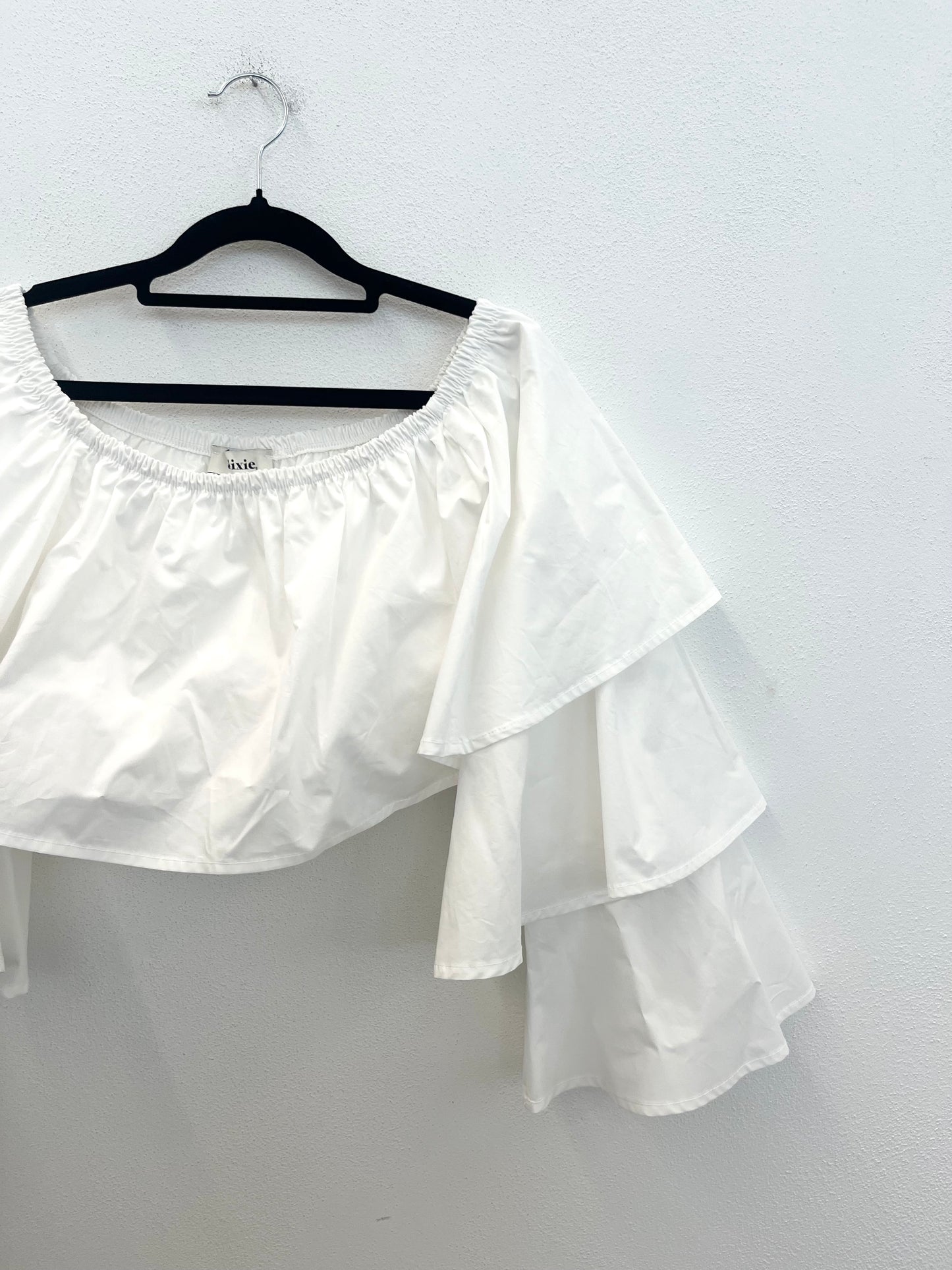 Top crop Dixie con scollo Bardot e maxi volants