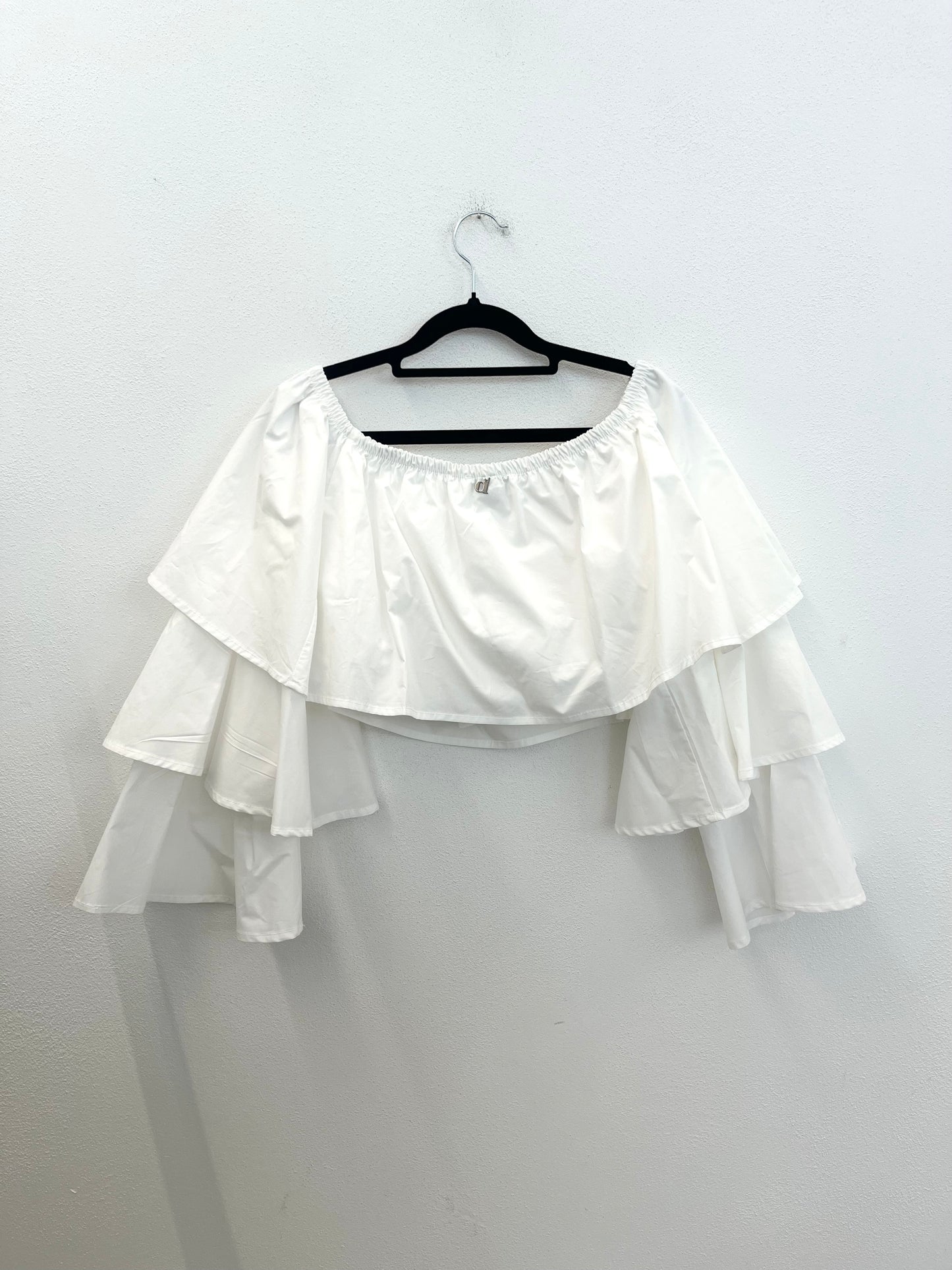 Top crop Dixie con scollo Bardot e maxi volants