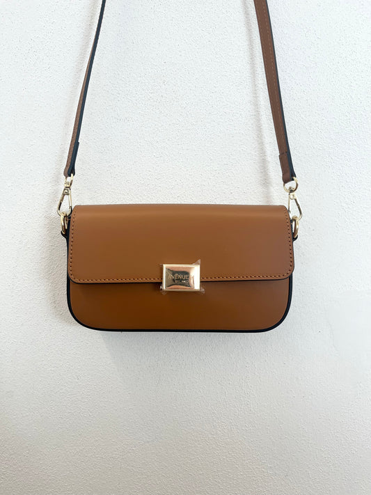 Borsa a tracolla Avenue67 rettangolare con fermaglio metallico