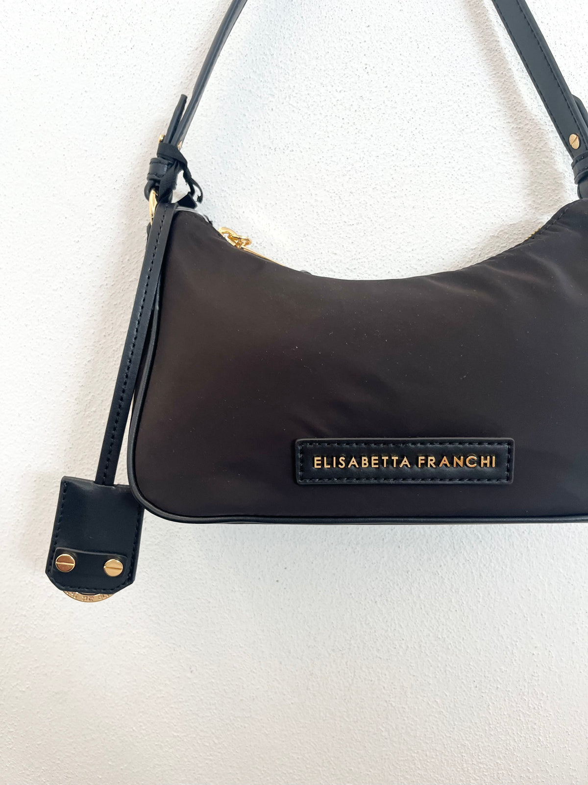 Borsa Elisabetta Franchi a spalla minimal con placca logo