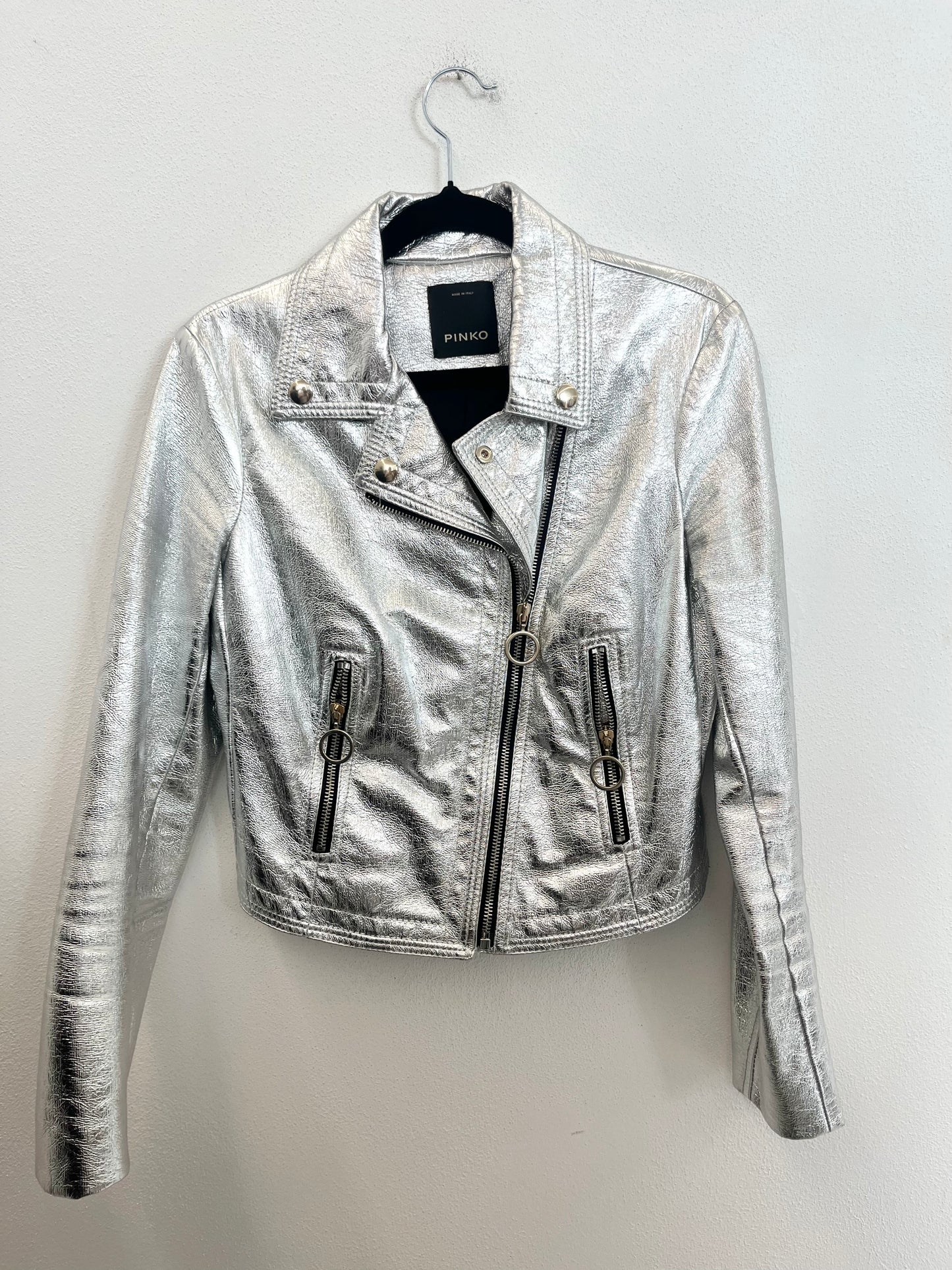 Giacca Pinko chiodo laminata con zip asimmetrica in eco pelle