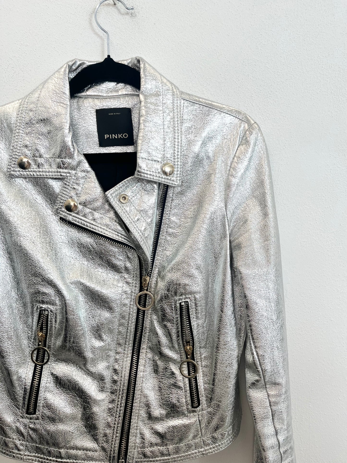 Giacca Pinko chiodo laminata con zip asimmetrica in eco pelle