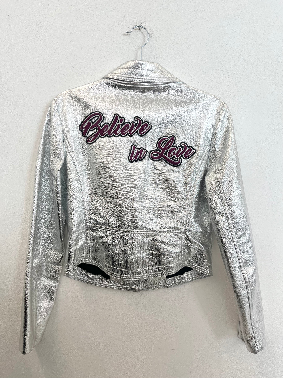 Giacca Pinko chiodo laminata con zip asimmetrica in eco pelle