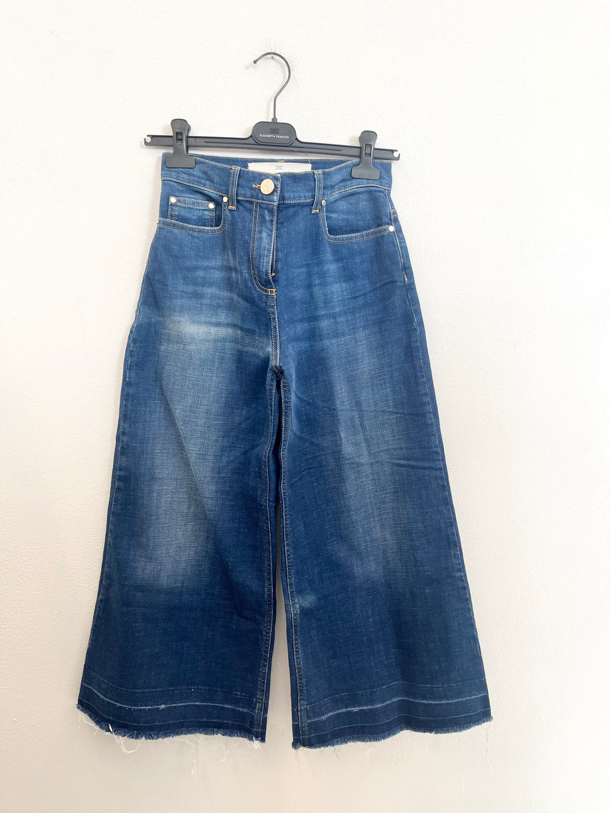 Jeans capri di Elisabetta Franchi a gamba larga con orlo a taglio vivo