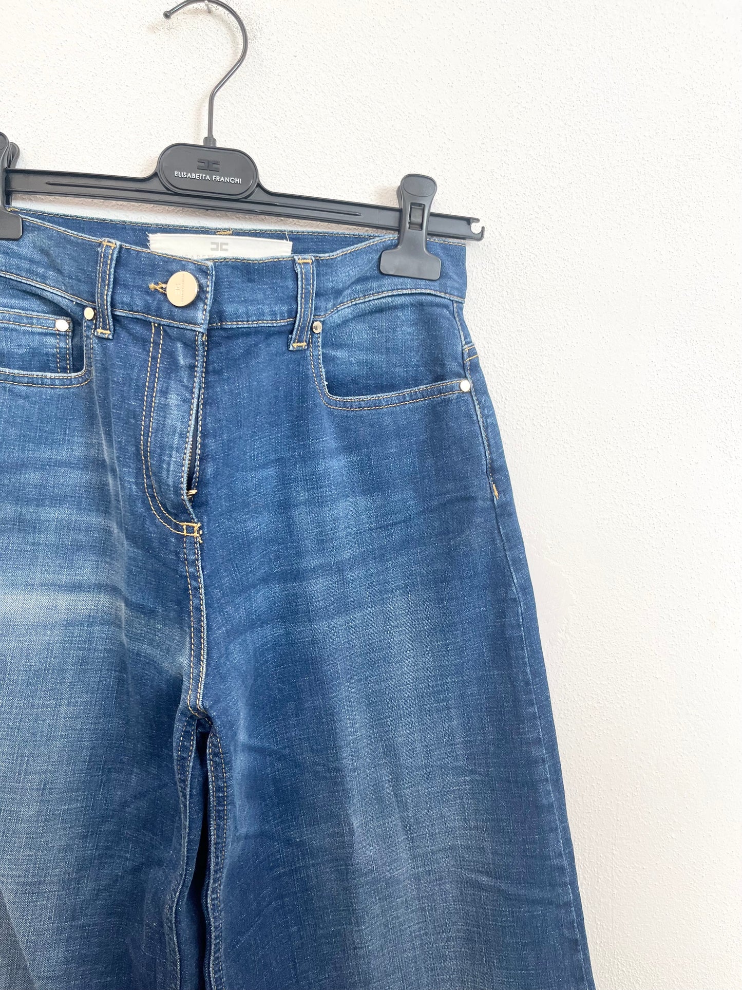 Jeans capri di Elisabetta Franchi a gamba larga con orlo a taglio vivo