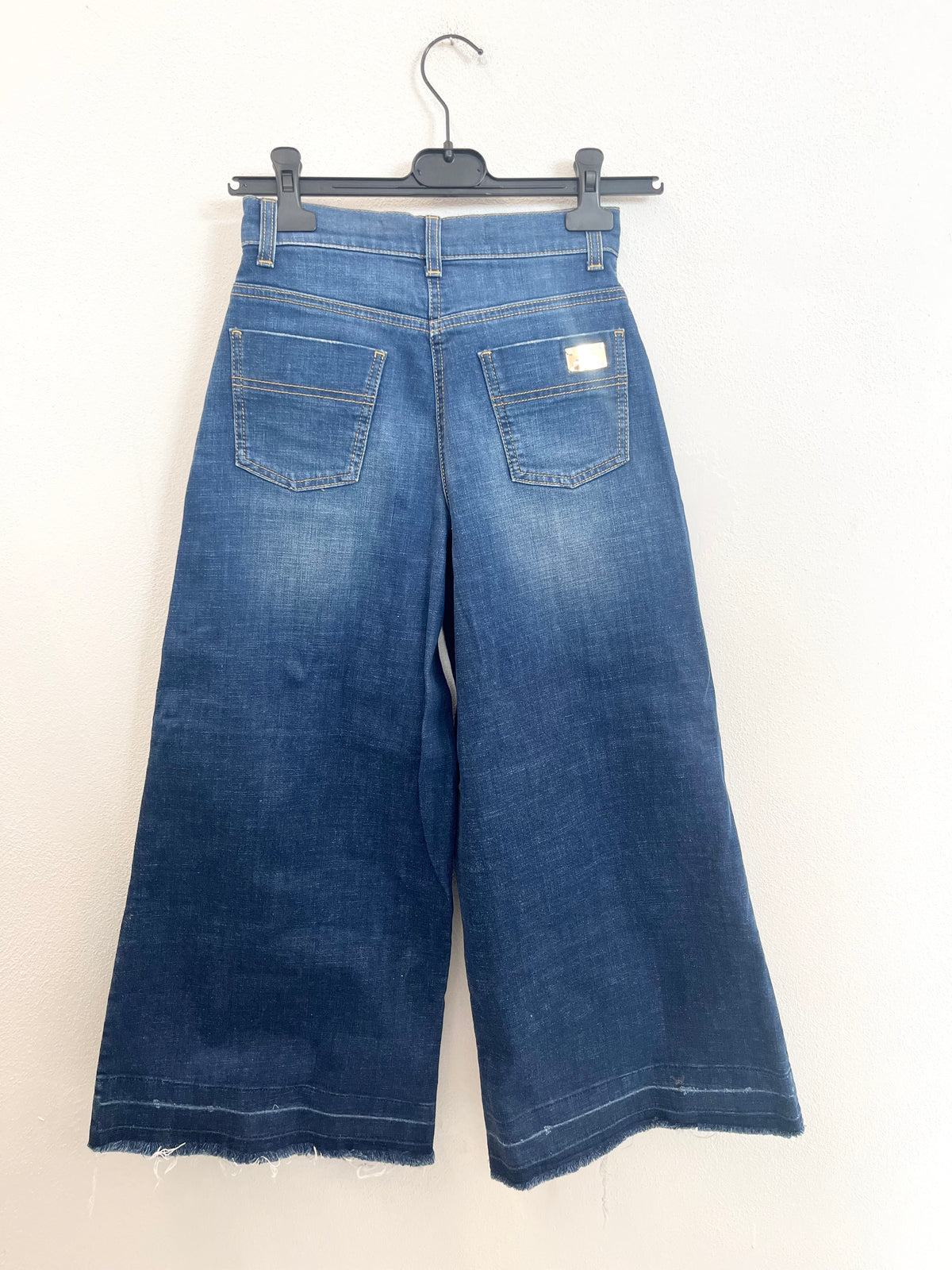 Jeans capri di Elisabetta Franchi a gamba larga con orlo a taglio vivo