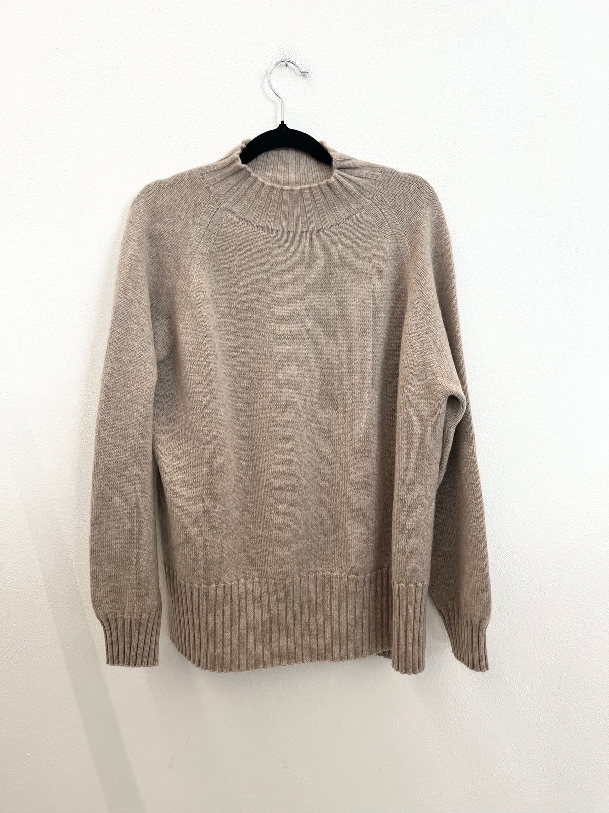 Maglione Andre Maurice in Maglia Rasata Beige con Mezzo Collo a Coste