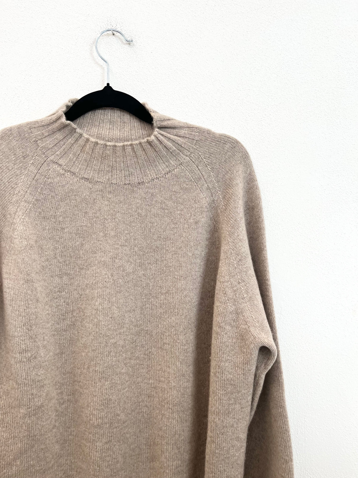 Maglione Andre Maurice in Maglia Rasata Beige con Mezzo Collo a Coste