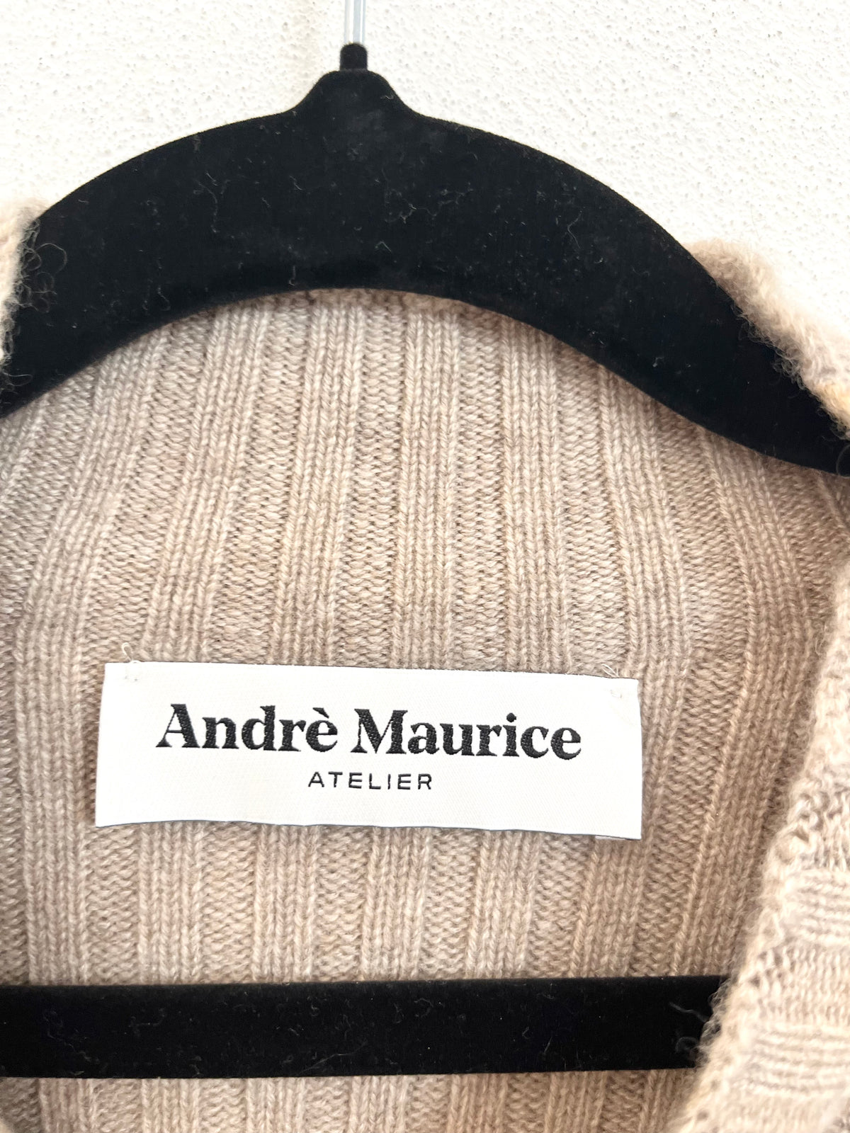 Maglione Andre Maurice in Maglia Rasata Beige con Mezzo Collo a Coste