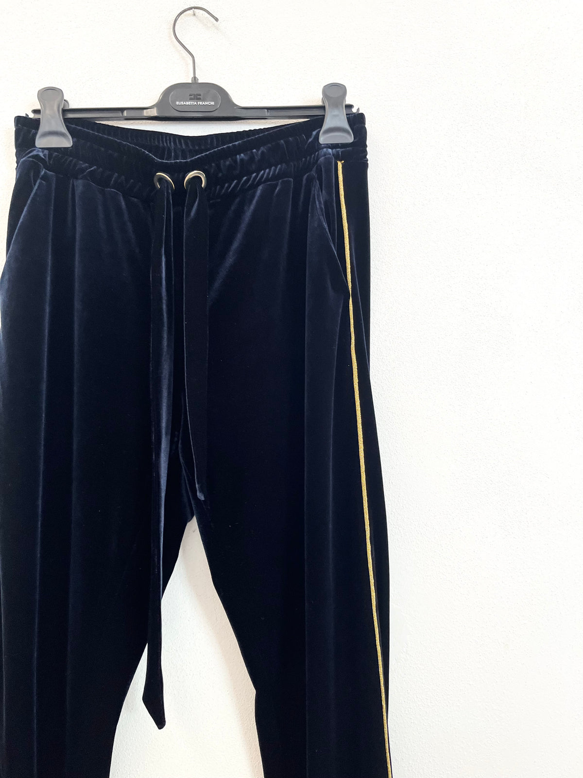 Pantaloni Pinko Jogger in Velluto blu con Banda Laterale Dorata
