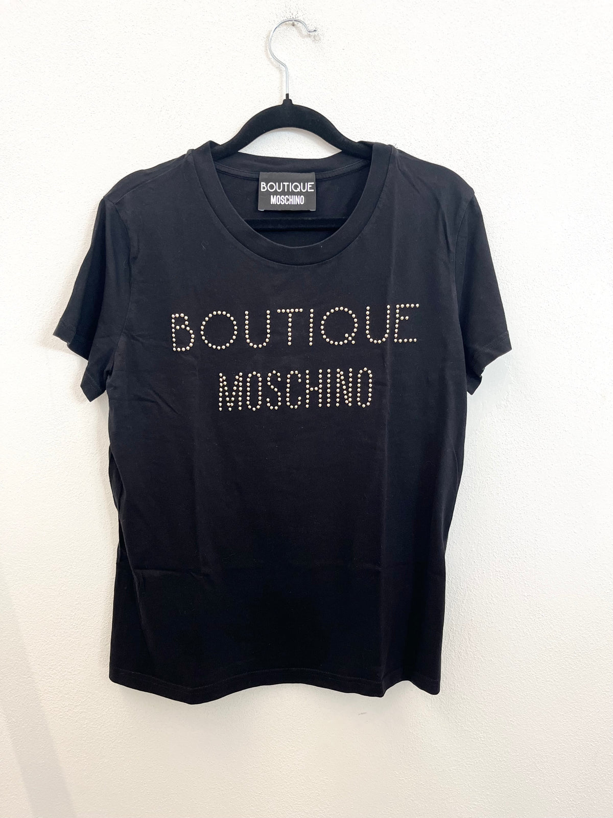 T-Shirt Boutique Moschino Nera con Logo in Borchie Dorate