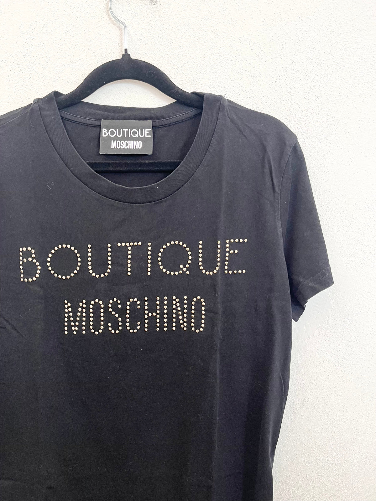 T-Shirt Boutique Moschino Nera con Logo in Borchie Dorate