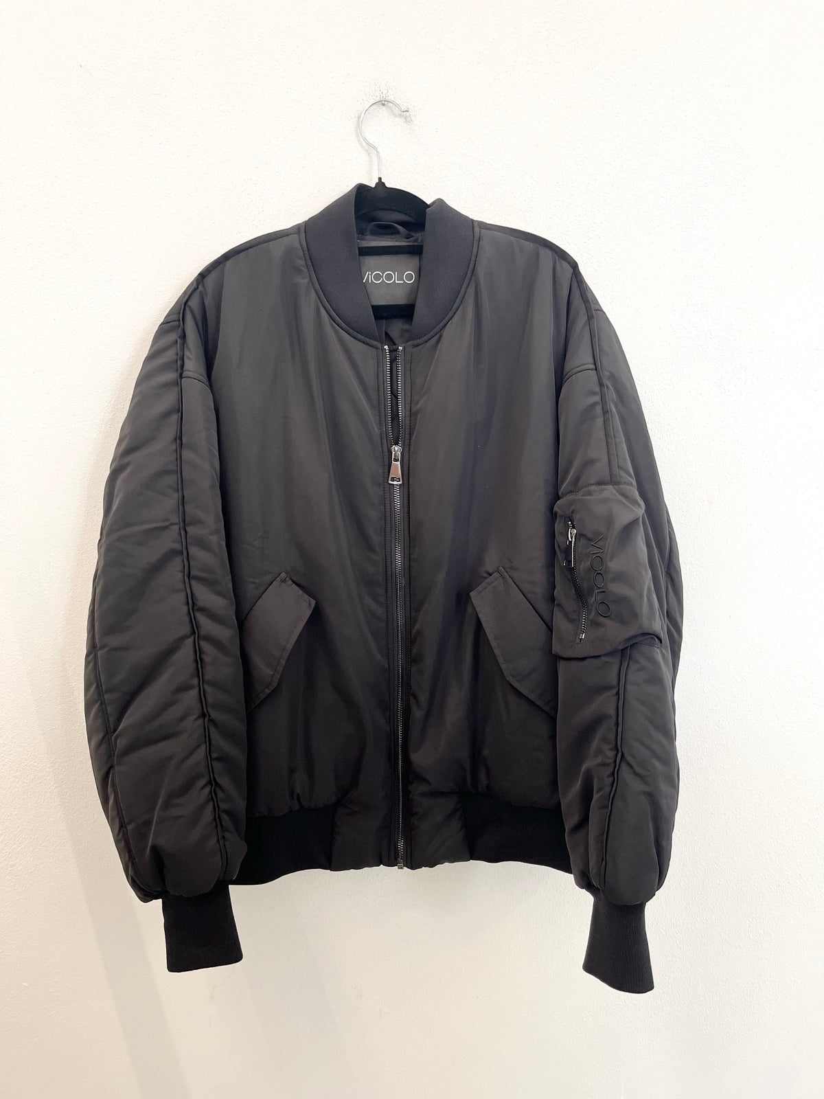 Giacca Bomber Vicolo Oversize Nera con Tasca sulla Manica