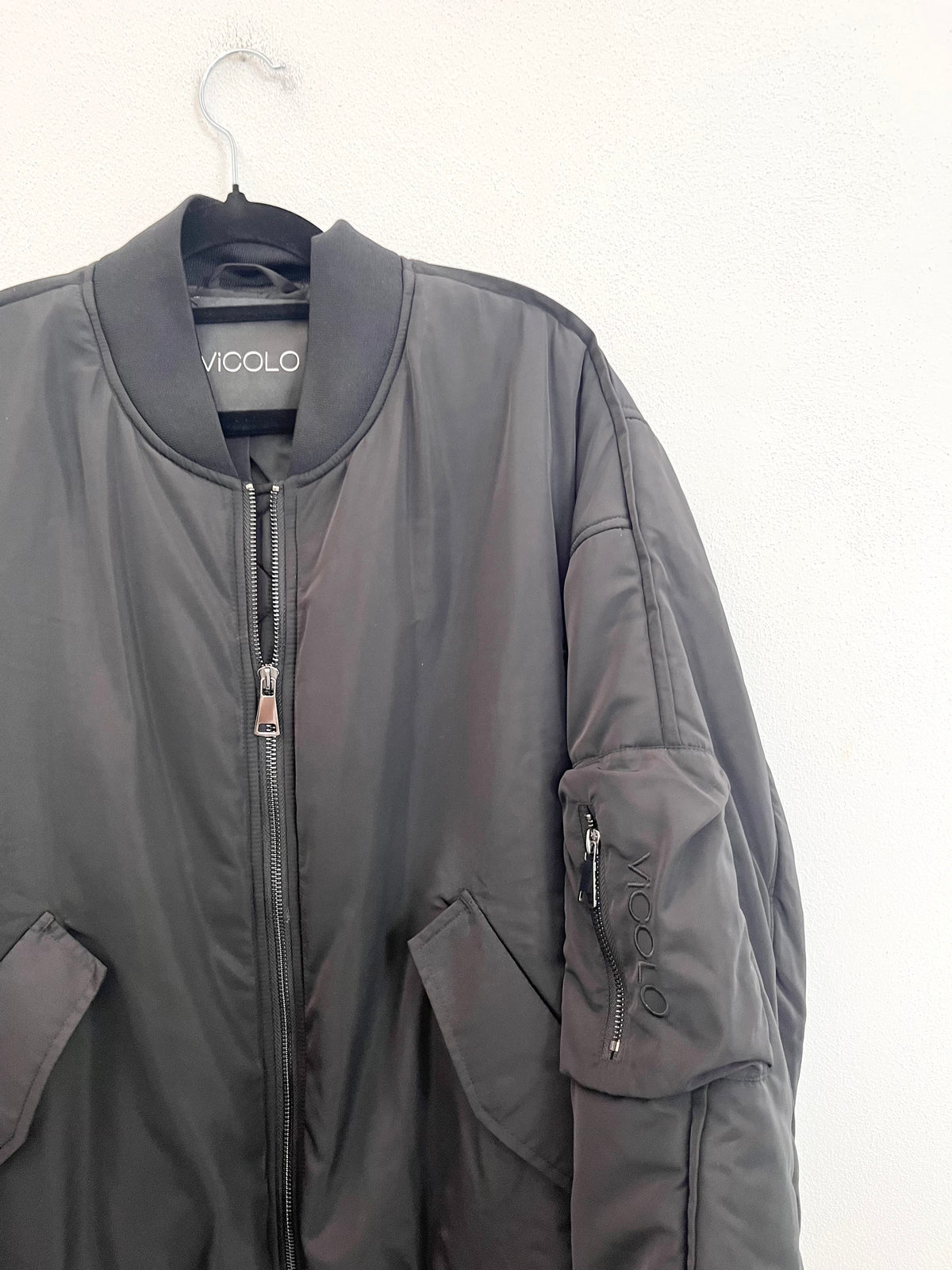 Giacca Bomber Vicolo Oversize Nera con Tasca sulla Manica
