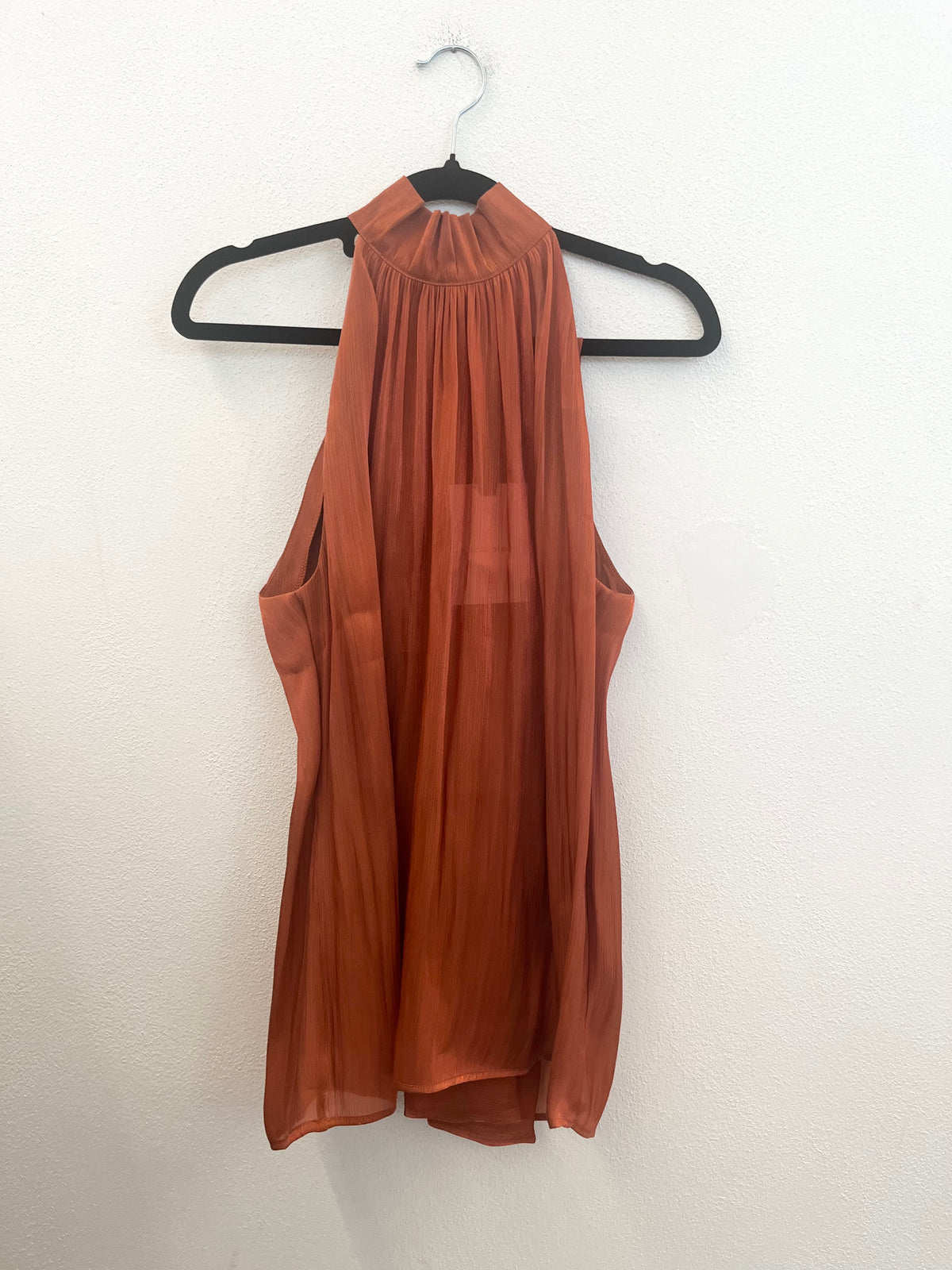 Blusa Actualee plissettata allacciata al collo