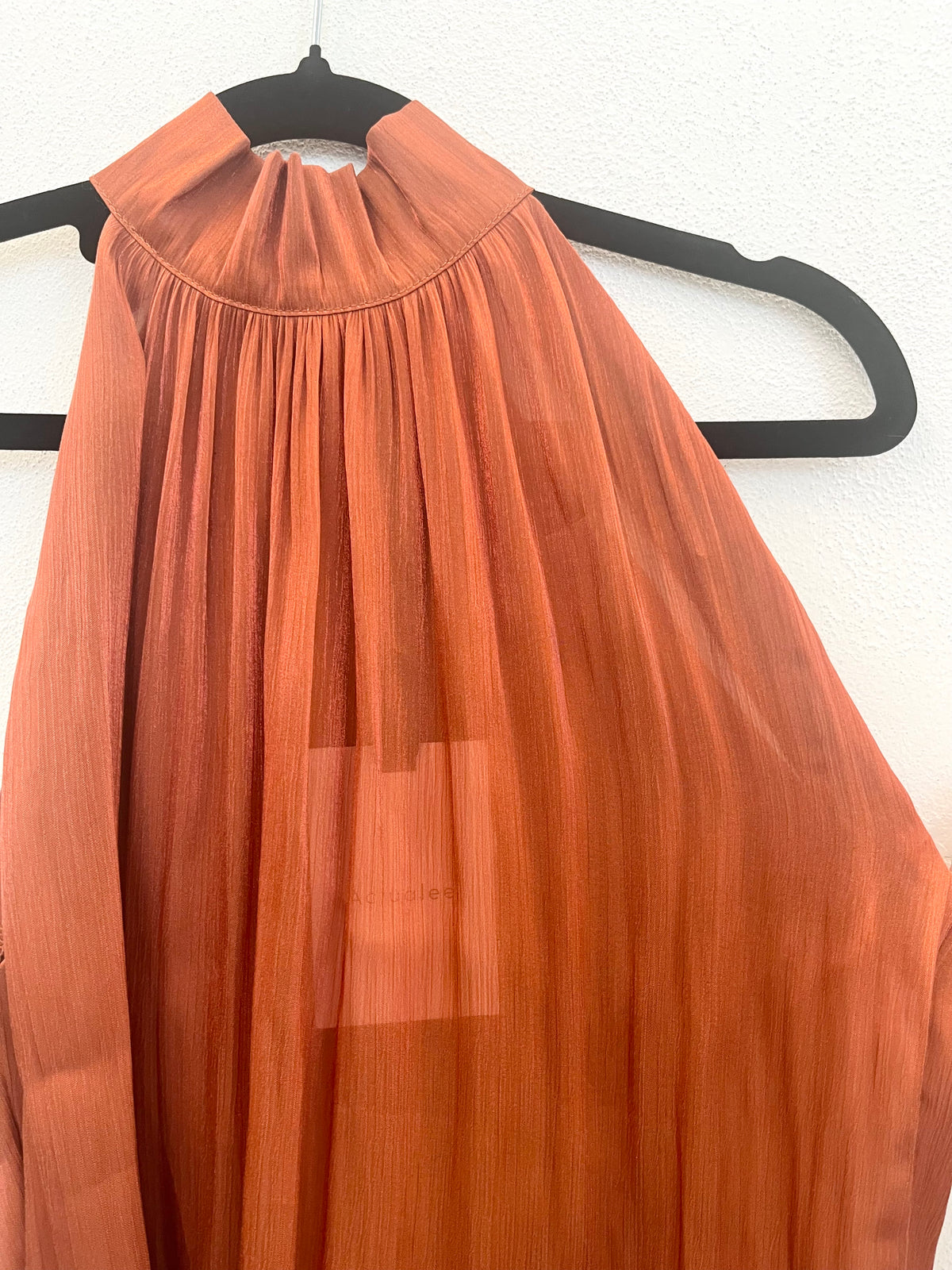 Blusa Actualee plissettata allacciata al collo