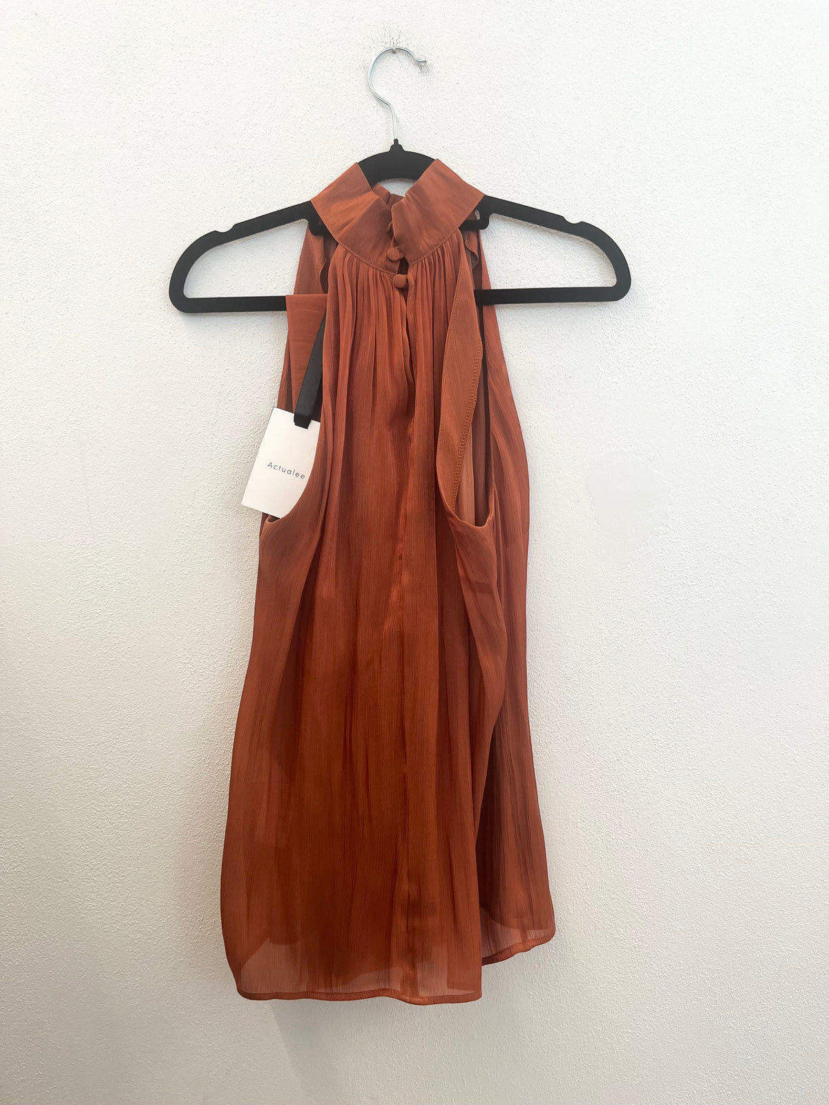 Blusa Actualee plissettata allacciata al collo