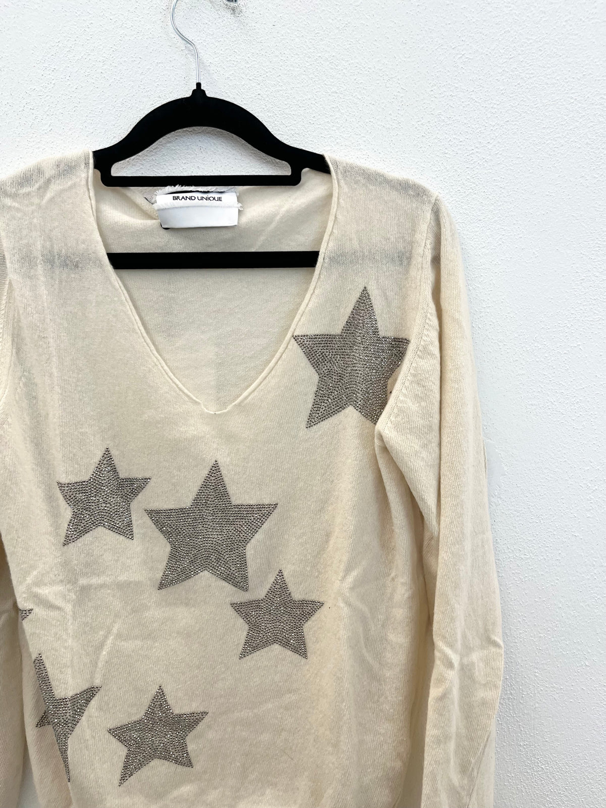 Maglia con scollo a V Brand Unique con applicazioni di stelle