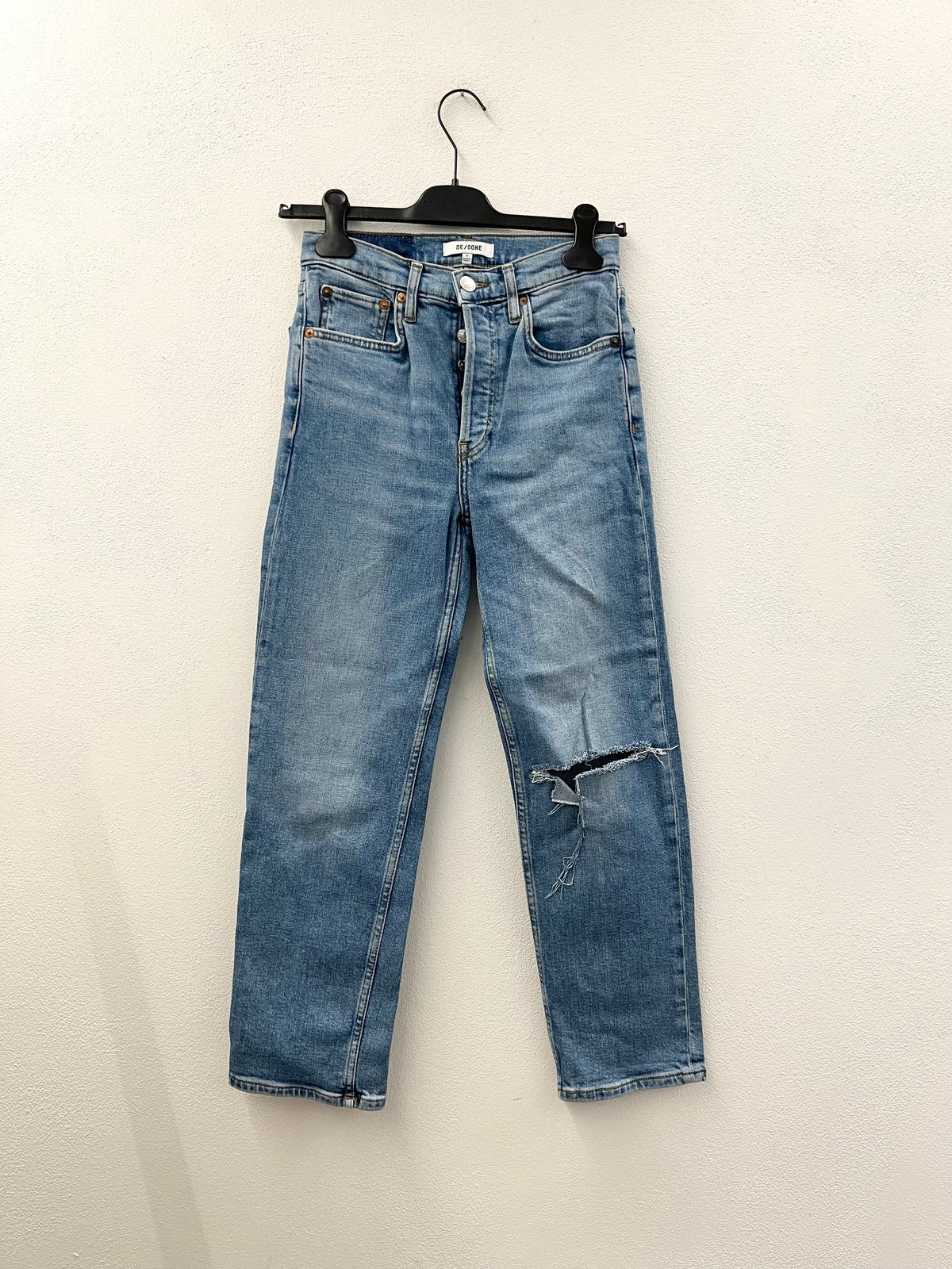 Jeans dritti Re/Done con strappo al ginocchio