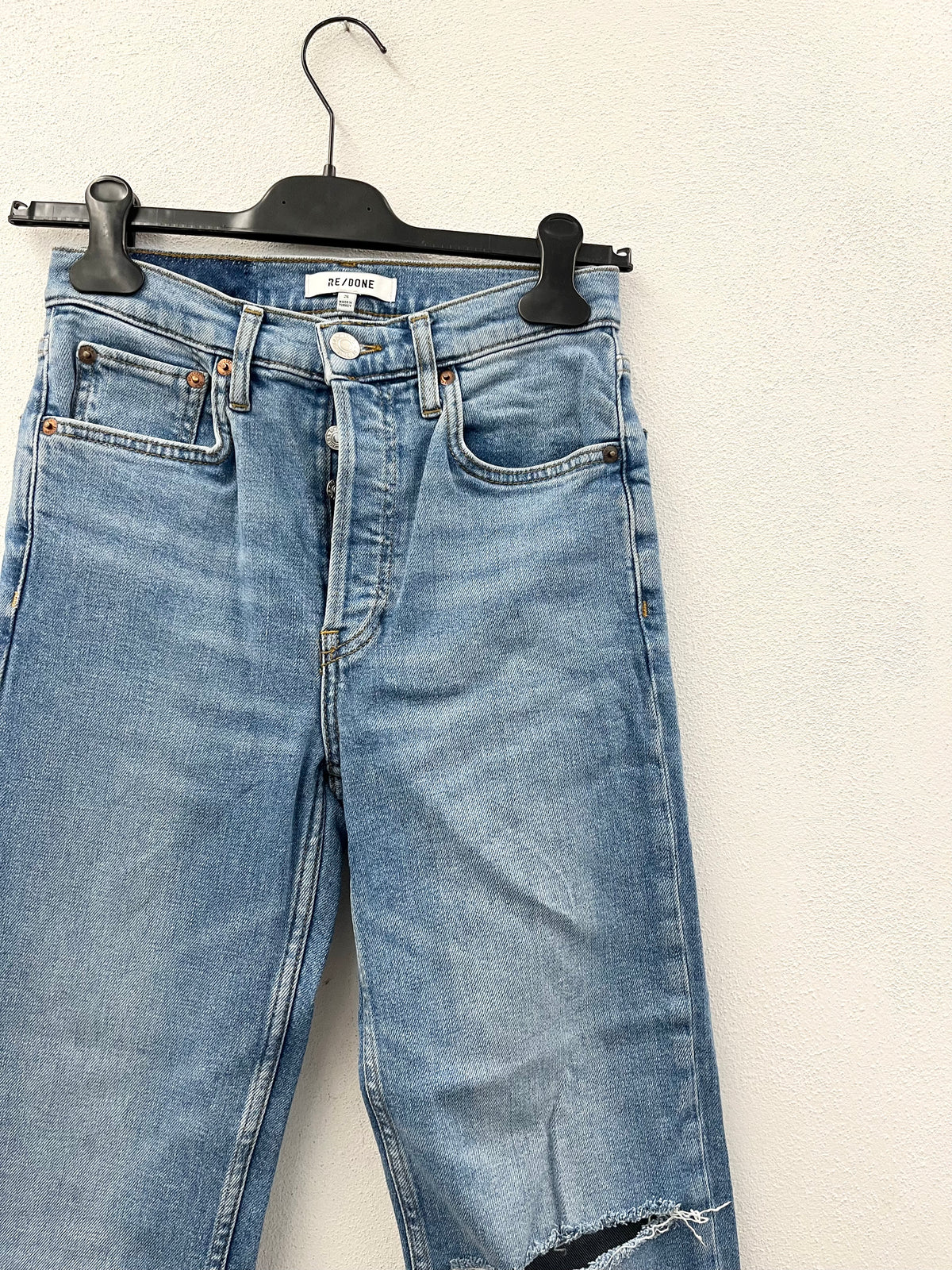 Jeans dritti Re/Done con strappo al ginocchio