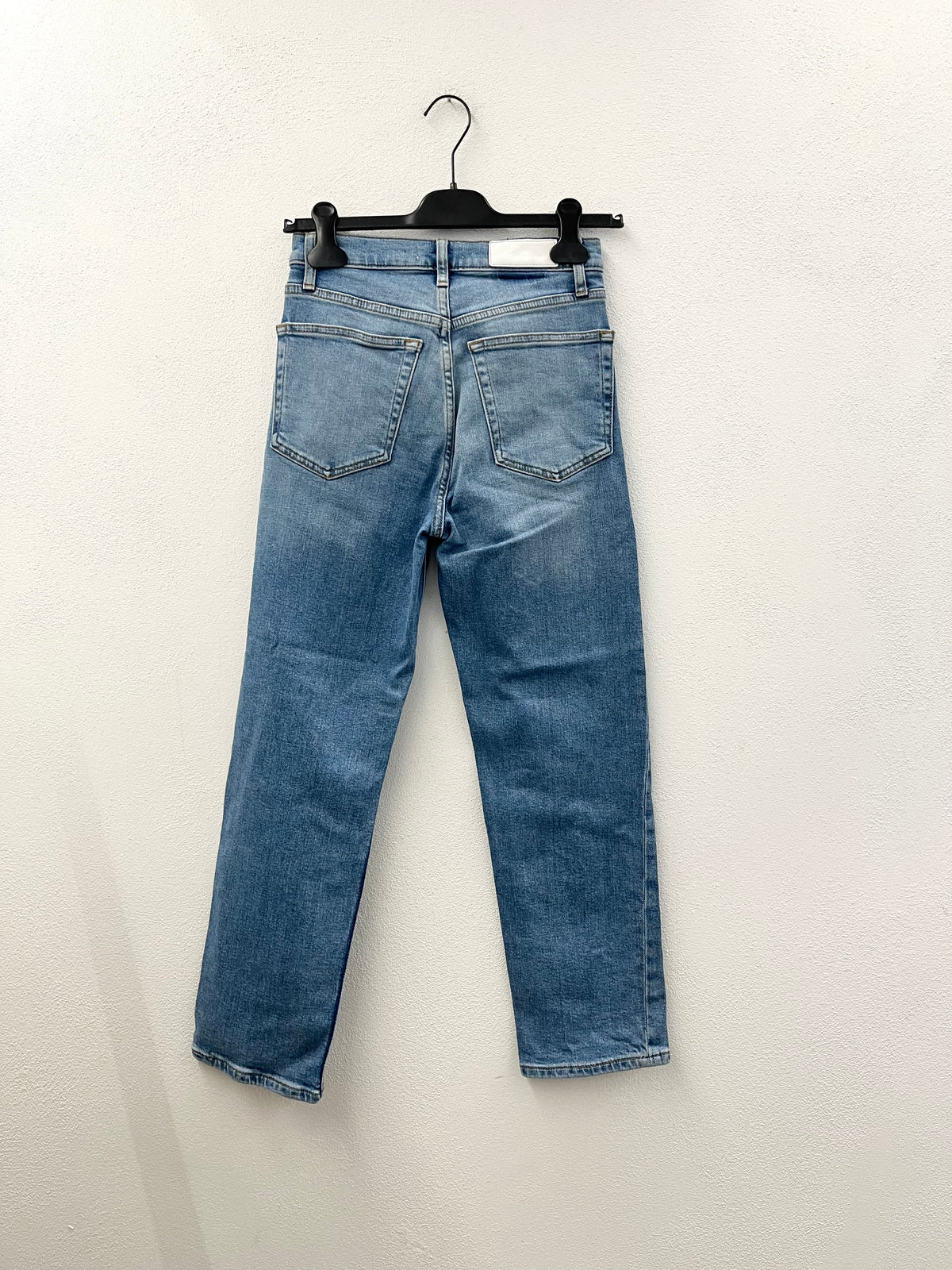 Jeans dritti Re/Done con strappo al ginocchio