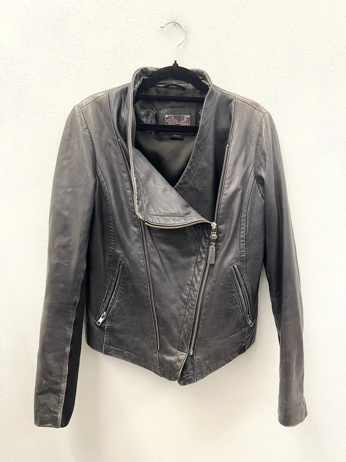 Giacca in Pelle Nera Asimmetrica Mackage