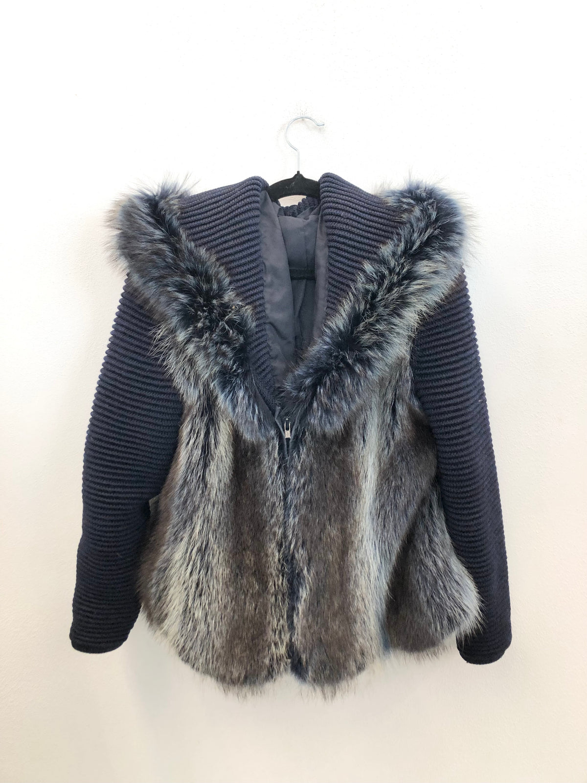 Giacca in Pelliccia e Maglia Blu Artigianale