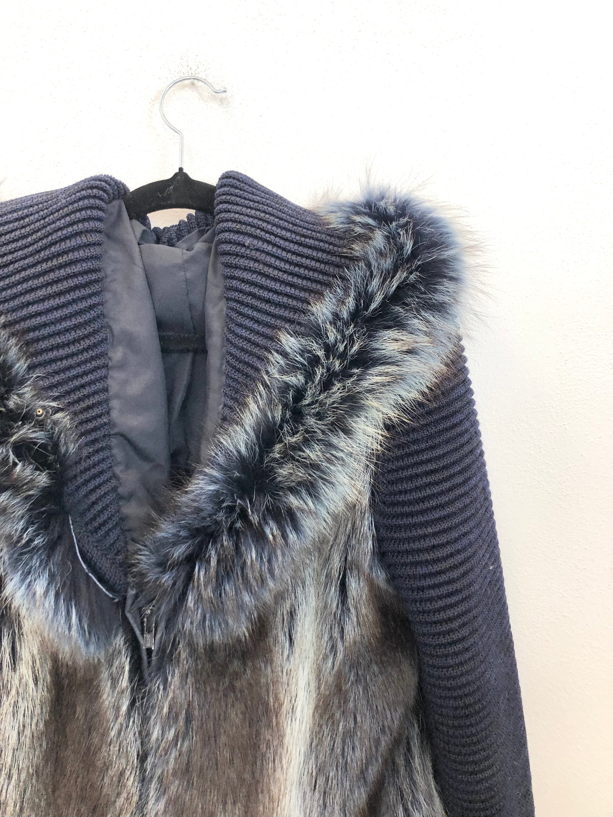 Giacca in Pelliccia e Maglia Blu Artigianale