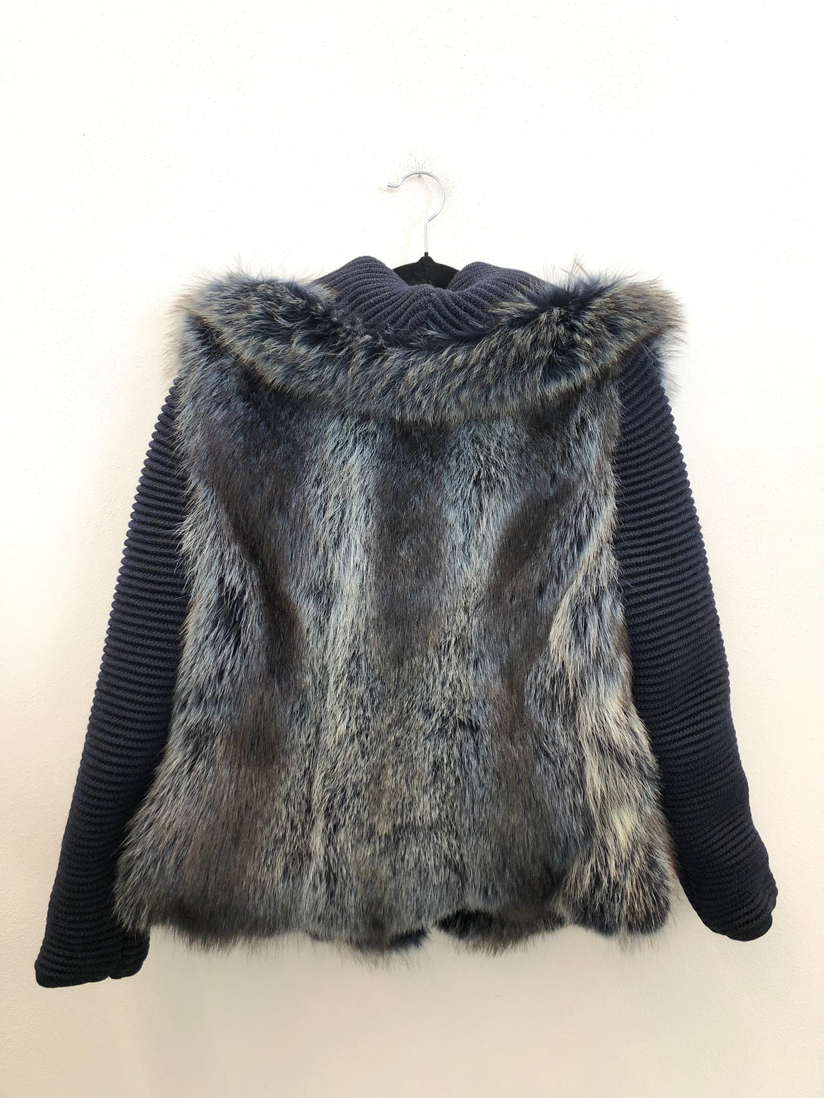 Giacca in Pelliccia e Maglia Blu Artigianale