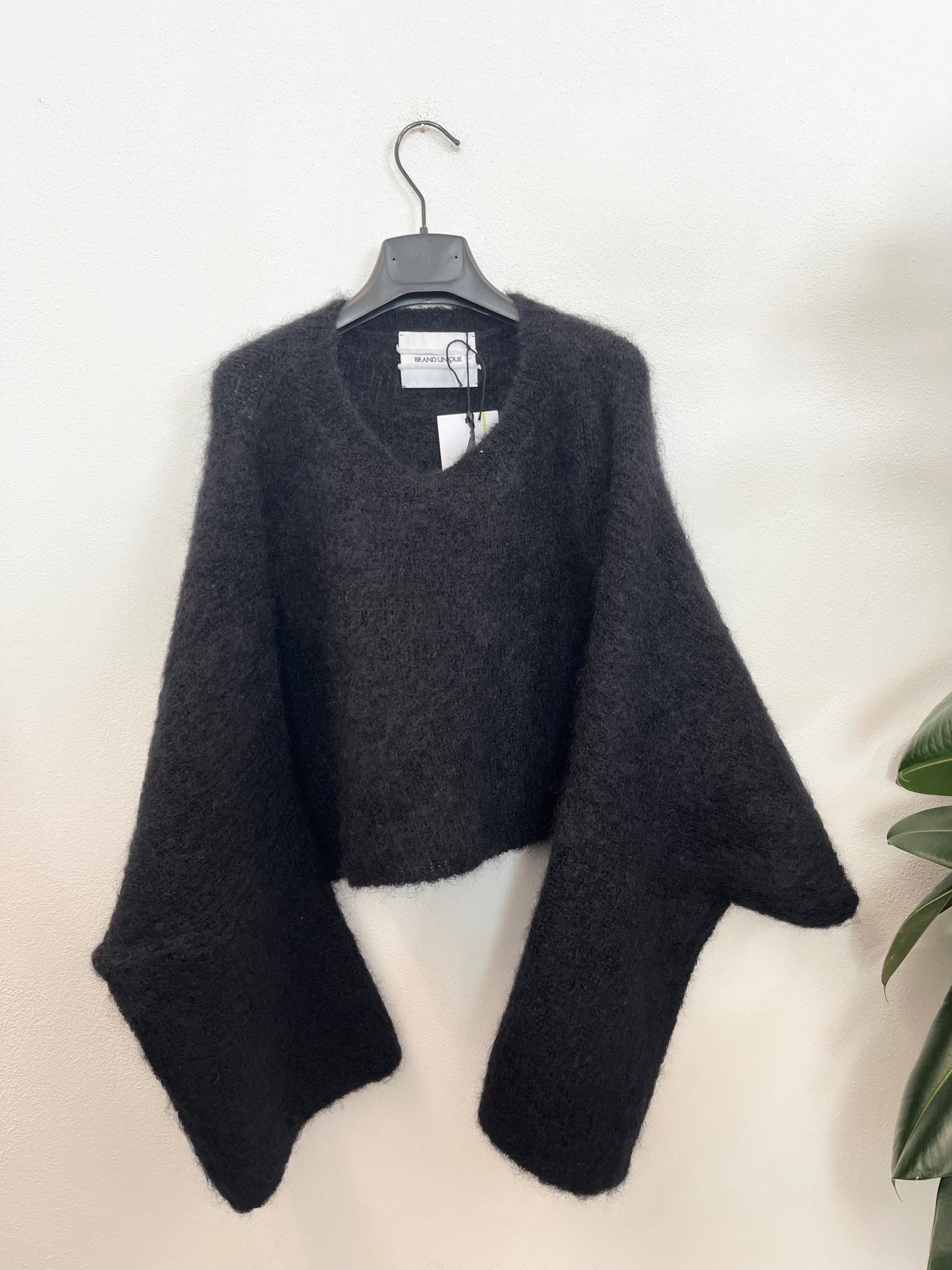 Brand Unique crop sweater