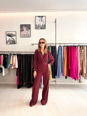 Completo coordinato camicia body e antalone borgogna con occhiali da sole neri