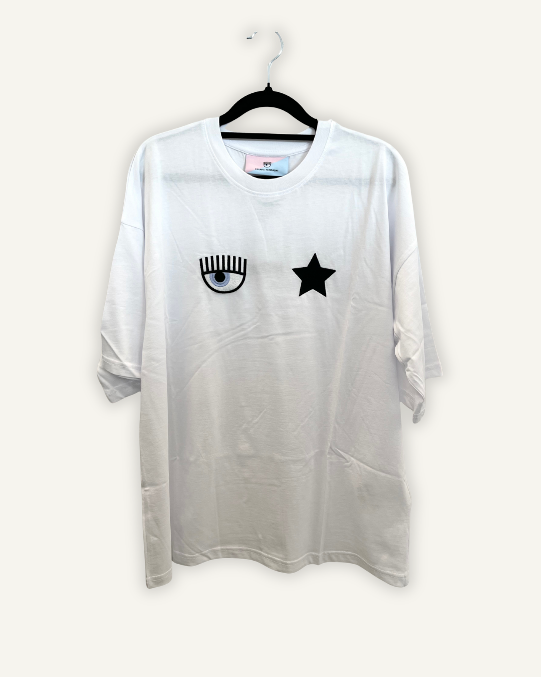 T-shirt di Chiara Ferragni con ricamo Occhio e Stella