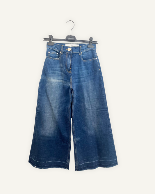 Jeans capri di Elisabetta Franchi a gamba larga con orlo a taglio vivo