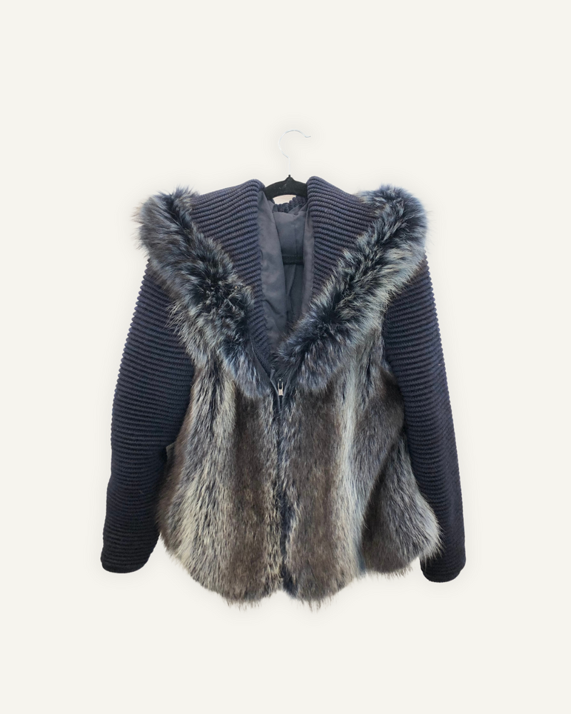 Giacca in Pelliccia e Maglia Blu Artigianale