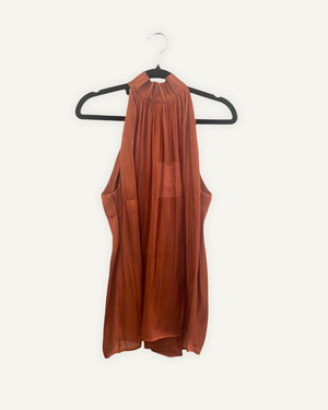 Blusa Actualee plissettata allacciata al collo
